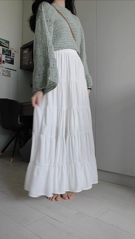 Modest Park Outfit, Korean Hijab Fashion, White Skirt Outfit Hijab, Long Skirt Styling, Summer Long Skirt Outfits, Jewish Outfit, Skirt Style Ideas, Modest Summer Skirts, White Skirt Fits