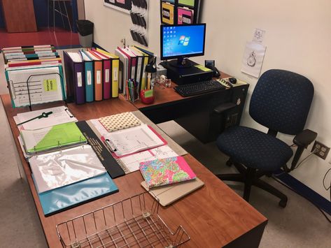 TEACHER Preschool Desk, Teacher Desks, Teacher Desk Areas, Desks Ideas, Teacher Desk Organization, Organization Life, High School Mathematics, Principals Office, Teacher Office