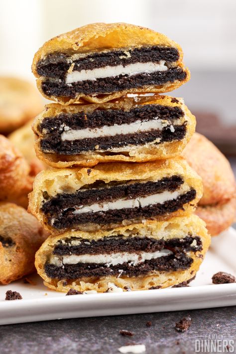 Learn how to deep fry oreos the best way. These battered and fried Oreo cookies are a classic American fair food. If you love deep fried desserts you've got to try deep fried oreos. Perfect for carnivals, birthday parties and more. Use any cookie or sandwich cookie to mix it up a little. Though we do love the chocolate oreo with oreo filling all warm and deep fried. Add them to your game day food plan for game day desserts or to your buffet dessert table or dessert bar. Oreo Goreng, Day Food Plan, Game Day Desserts, Deep Fried Snickers, Fried Snickers, Fried Cookies, Deep Fried Oreo, Fried Oreo, Fried Desserts