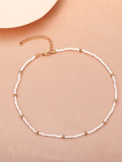 Minimalist Beads Jewelry, Small Beaded Necklaces, Minimalistic Beaded Jewelry, White And Gold Beaded Necklace, Beachy Jewelry Necklaces, Minimalist Beaded Necklace, Preppy Necklaces Beaded, White Necklace For Summer, Beaded Necklace Ideas Handmade