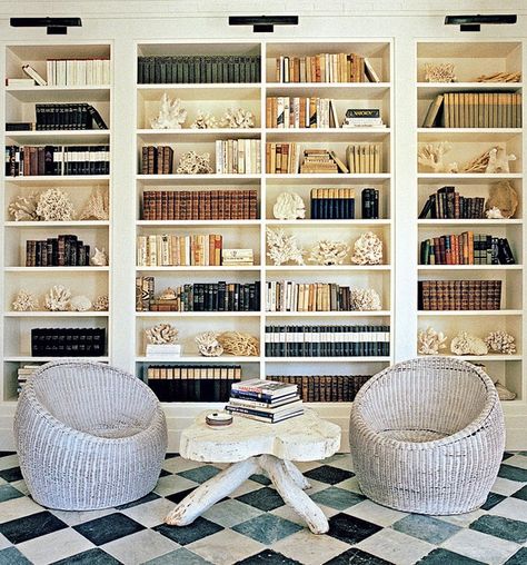 Everything Coastal....: 6 Ideas for Book Decorating at Your Beach House Home Library Design Ideas, Beautiful Bookshelf, Library Inspiration, Home Library Design, Asia Tenggara, Bookshelf Design, Bookshelf Styling, Design Library, Bookshelves Diy