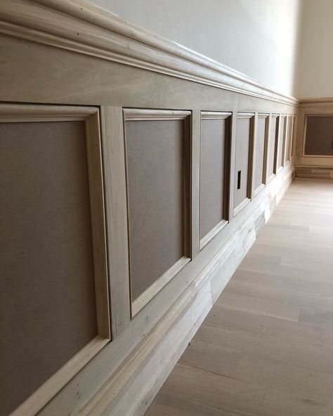 Flat Panel Wainscoting, Mdf Wainscoting, Panel Wainscoting, Wainscoting Ideas, Wood Wainscoting, Wainscoting Styles, Wall Paneling Diy, Painting Walls, Wainscoting Panels