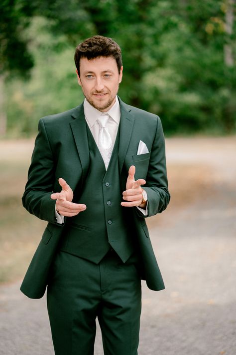 Ditch the conventional black tuxedo for a groom in a green suit and watch your wedding day turn into an unforgettable spectacle. An emerald suit will not only bring a unique twist to your special day but will also make a bold statement for all to remember. Are you ready to be the talk of the town? Click to see more from this day! Emerald Suit Mens, Emerald Suit, Emerald Green Suit, Green Suits, Groom Suit Black, Green Tuxedo, Green Wedding Suit, Dark Green Wedding, Male Wedding