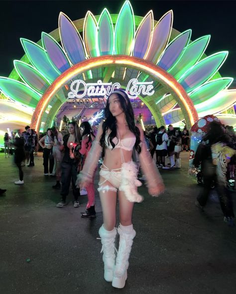 Rave Pose Ideas, Edc Vegas Outfit, Countdown Outfit Rave, All White Rave Outfit, Bear Rave Outfit, Sanrio Rave Outfit, Kaytranada Concert Outfit, Abg Outfits Rave, Asian Rave Outfit