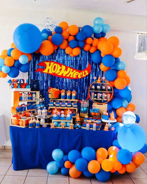 Hot Wheels Treat Table, Hot Wheels City Birthday Party Ideas, Hot Wheel Decorations Party Ideas, Hot Wheels Birthday Table Decor, Hot Wheel Dessert Table, Hot Wheels Candy Table, Hot Wheels 2nd Birthday Party, Hot Wheels Birthday Balloon Arch, Hot Wheels 3rd Birthday Cake