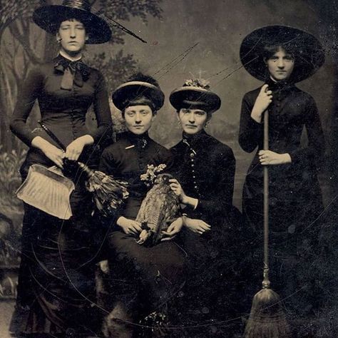 Witches of Instagram su Instagram: "Victorian women dressed up as witches, 1875.⁣ ⁣ During the 16th century, in parts of Europe, people who were accused of being witches were…" Vintage Halloween Photos, Witch Photos, Creepy Photos, Peculiar Children, Morticia Addams, Victorian Photos, Vintage Witch, Vintage Halloween Decorations, Halloween Vintage