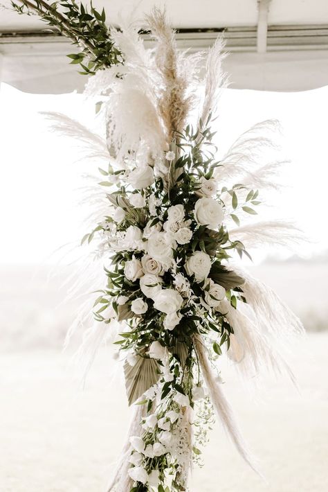 White Flowers With Pampas, Pampas With White Flowers, White Boho Flowers, Modern Wedding Centerpieces, White Wedding Arch, Turkey Wedding, Green Wedding Flowers, Exotic Wedding, Eucalyptus Bouquet