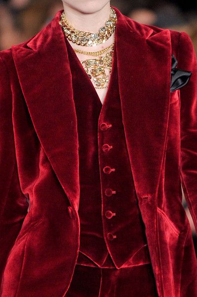 Ralph Lauren red velvet tux Fall 2012 Detail Couture, Ralph Lauren Fall, Vampire Queen, New York Fall, Red Suit, Red Vintage, Mode Inspiration, Modern Fashion, Red Fashion