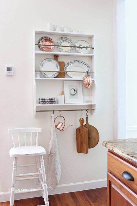 Styling A Plate Display Wall Rack - Get ideas on arranging vintage plates, bread boards, ironstone dishes and copper pieces on a wall rack. How to display French transferware dishes. Mixing watercolors and dishes. Mixing transferware patterns. Displaying bread boards. Plate Display Wall, Wall Plate Rack, Mixing Watercolors, Plate Wall Display, Transferware Dishes, Plate Rack Wall, Vintage Kitchen Accessories, Bungalow Kitchen, Bread Boards