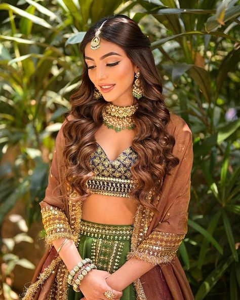 Instagram • Chats Indian Wedding Open Hairstyles, Open Hairstyles For Bride, Wedding Open Hairstyles, Bridal Looks Indian, Bridal Looks Indian Brides, Lehenga Hairstyles, Beautiful Wedding Hair, Gold Lehenga, Indian Bridesmaids