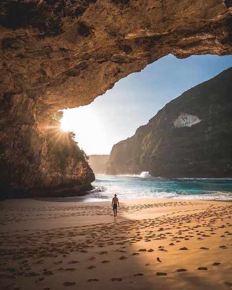 Fubiz on Instagram: “Cave in Indonesia 🙌 by @alec_basanec #fubiz #photography #art #inspiration Mention @fubiz if you want to be featured on our Instagram” Bali Travel Photography, Nusa Dua Bali, Island Wallpaper, Voyage Bali, Luxury Boat, Bali Travel Guide, Bali Island, Vacation Vibes, Travel Photography Inspiration