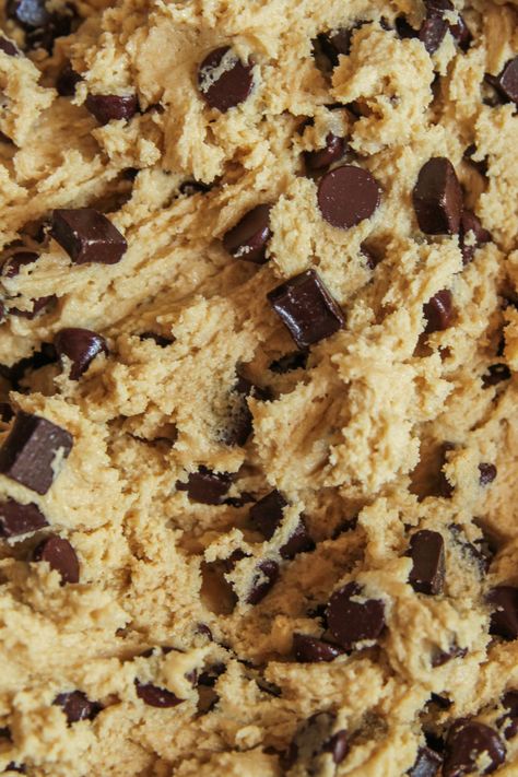 Freezer Chocolate Chip Cookies, Freezer Cookies, Caramel Chocolate Chip Cookies, Frozen Cookie Dough, Frozen Cookies, Salted Caramel Chocolate, Best Chocolate Chip Cookie, Food Board, Chocolate Caramels