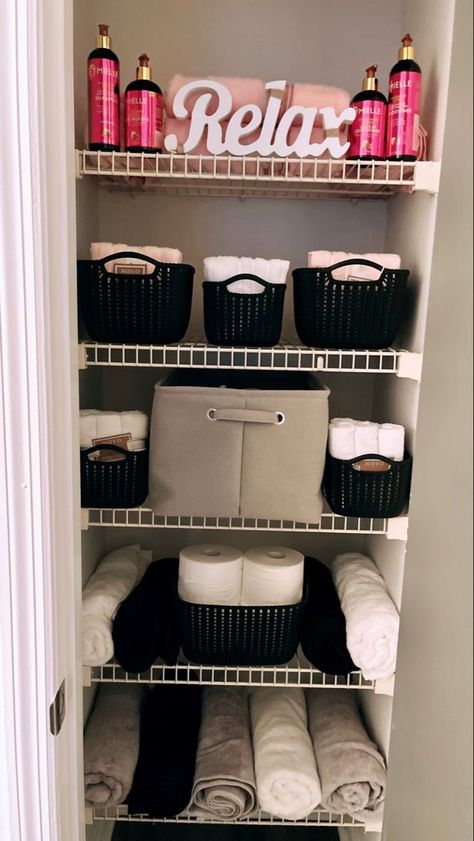 Organized Linen Closet Ideas, Bathroom Decor White And Black, Black White Grey Pink Bathroom, Towel Closet Ideas, Bathroom Goals Aesthetic, Pink Black And White Bathroom Decor, Black And White Bathroom Organization, Black And Gray Bathroom Decor, Pink Gray And White Bathroom Ideas