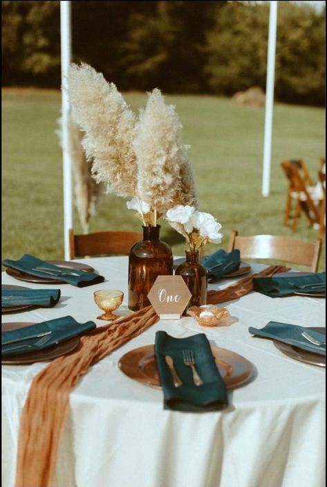 Simple Boho Table Decor Wedding, Boho Fall Wedding Aisle, Simple Western Table Centerpieces, Rustic Boho Wedding Table Centerpieces, Boho Table Decorations Wedding, Boho Western Table Centerpieces, Simple Boho Wedding Decor Centerpieces, Cowhide Centerpiece Wedding, Boho Industrial Wedding Decor