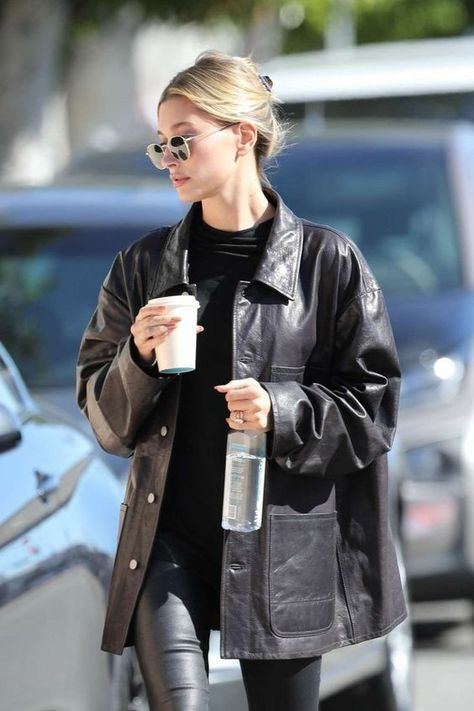 Leather Jacket Outfits, leather jacket styling guide #leatherjacketoutfit Hailey Baldwin Street Style, Hailey Baldwin Style, Chique Outfit, Celeb Fashion, Black Tees, Skandinavian Fashion, Leather Jacket Outfits, Mode Casual, Jane Birkin