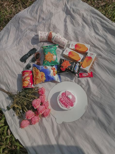 Aesthetic picnic idea. Summer aesthetic minimal normal picnic food picture idea. Minimalist Picnic, Summer Minimal, Aesthetic Picnic, Instagram Music, Spicy Chicken, Low Budget, Beach Picnic, Summer Picnic, Summer Aesthetic