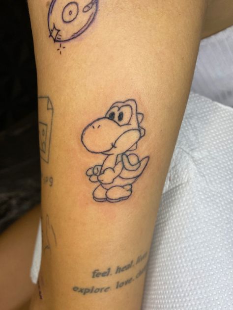 Tatuagem geek Nintendo Tattoos, Yoshi Tattoo, Cute Yoshi, Nintendo Tattoo, I Tattoo, Nintendo, Tattoos