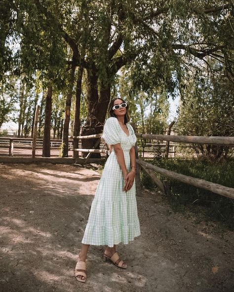 Poses With Maxi Dress Outfit, How To Pose In Midi Dress, Poses For Midi Dress, Maxi Dress Poses Photo Ideas, Standing Poses With Dress, Maxi Dress Poses Instagram, Long Dress Poses Instagram, Maxi Dress Poses, Garden Poses