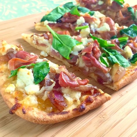 Fig Jam Pizza, Prosciutto Flatbread Pizza, Cheese Appetizer Recipes, Fig Flatbread, Goat Cheese Recipes Appetizers, Flatbread Appetizers, Onion Flatbread, Fig Pizza, Cheese Recipes Appetizers