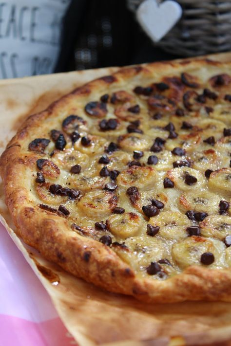 ...Tarte fine aux bananes et pépites de chocolats, super croustillante et super rapide et facile... (Cathytutu) - ...Chez Cathytutu, défis lifestyle d'une quinqua... Tarte Fine, Cheese Pizza, Ramadan, French Toast, Biscuits, Toast, Pizza, Cheese, Cake