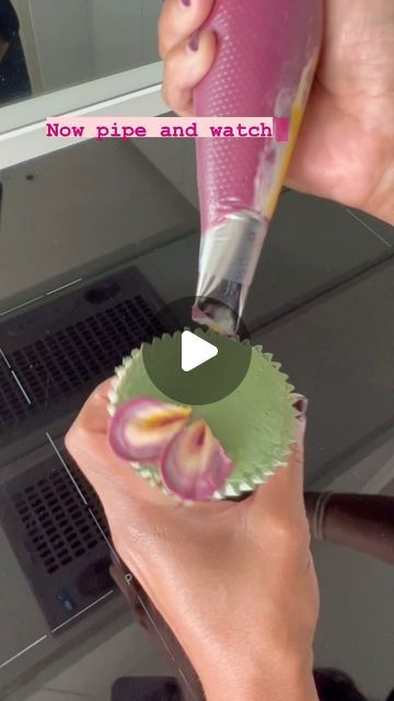 Buttercream Piped Flowers, Making Flowers With Frosting, Easy Piped Flowers, Simple Piped Flowers, Making Icing Flowers, How To Make Icing Flowers Easy, Two Color Frosting Swirl, Cupcake Flower Piping Tutorial, Flower Petal Piping Tips