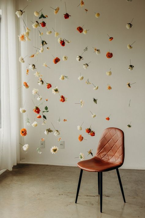 Hanging Flower Garland, Ruangan Studio, Decor Studio, Diy Ceiling, Floating Flowers, Hanging Flower, Foto Tips, Hanging Flower Wall, Flower Garland