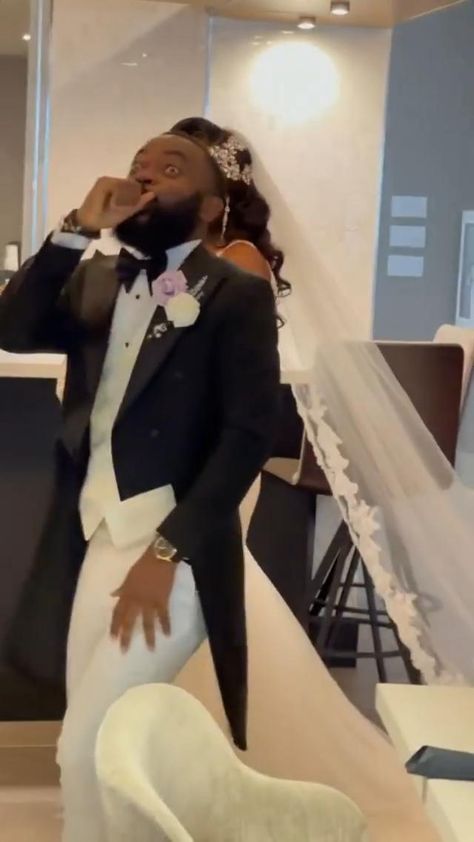 Wedding First Look Videos, Cute Wedding Videos, Black People Wedding Dresses, Wedding Ideas Groom, Funny Wedding Videos, Wedding Ideas Dresses, Emotional Groom, Dream Wedding Ideas, Groom Reaction