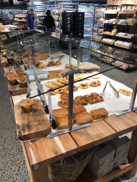 Bakery self service - perspex protector at the top Self Service Bakery, Bread Display, Bread Shop, Bakery Display, Deli Food, Bakery Design, Self Serve, Bakery Shop, Ljubljana