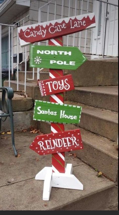 Easy Christmas Pallet Projects, Christmas Arrow Signs, Diy Christmas Decorations Outside, Pallet Wood Christmas Projects, Diy Christmas Yard Signs, Christmas Outdoor Signs, Christmas Directional Signs, Outdoor Christmas Signs, Diy Christmas Lawn Decorations