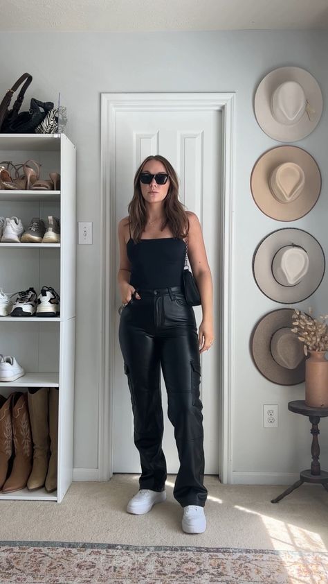 Cargo Pant Outfits, Black Leather Pants Outfit, Leather Cargo Pants, Outfit Dinner, Winter Pants Outfit, Summer Pants Outfits, Leather Pants Outfit, Cargo Pants Outfit, Casual Outfit Inspiration