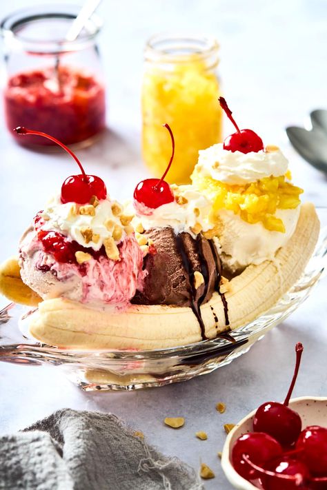 Banana Split Recipe {Classic} - Two Peas & Their Pod Banana Split Recipes, Banana Split Ice Cream, Banana Split Dessert, Old Fashioned Ice Cream, Popular Desserts, Cream Desserts, Best Ice Cream, Lost 100 Pounds, Ice Cream Desserts