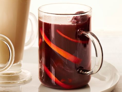 What? Hot Spiced #Sangria?!?!? Must try Spiced Sangria, Classic Sangria, Christmas Sangria Recipes, Pomegranate Sangria, Party Nibbles, Hey Bartender, Hot Cocktails, Make Simple Syrup, Sandra Lee