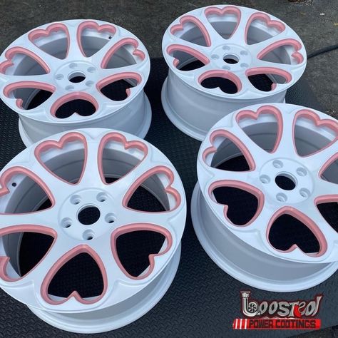 Cute Hubcaps, White Car Pink Accents, Girly Car Rims, Heart Car Rims, Pink Heart Rims, Car Colors Paint Ideas, Cute Car Mods, Vw Beetle Accessories, Car Accessories For Men