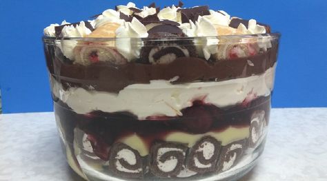 Swiss Roll Trifle Swiss Roll Trifle, Trifle Custard Recipe, Egg Free Cake, Chocolate Trifle Desserts, Easter Deserts, Swiss Cake, Chocolate Swiss Roll, Egg Free Cakes, Swiss Rolls