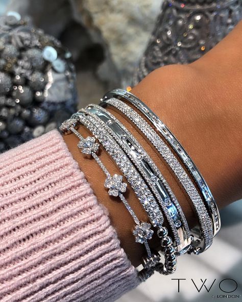 @chloelehmann1 ♡ Expensive Jewelry Luxury, Wrist Jewelry, Luxe Jewelry, Dope Jewelry, Stil Inspiration, Jewelry Fashion Trends, Classy Jewelry, Stacked Jewelry, Expensive Jewelry