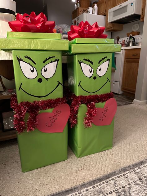 Grinch Diy, Santas Grotto, Christmas Boxes Decoration, Christmas Grotto, Christmas Cubicle Decorations, Cube Decor, Personalised Xmas Gifts, Christmas Wrapping Diy, Christmas Packages