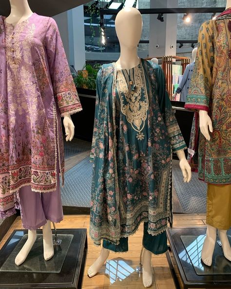 3pc printed suit (stitched) 2024 collection! Shop this look at www.Gulbuy.com #salwarkameez #👗 price : Size : XS, S, M , L , XL ⬇️⬇️ Shop Now⬇️⬇️ Shop this look at www.Gulbuy.com Free Shipping : 🇬🇧🇧🇭🇶🇦🇴🇲🇮🇳🇸🇦🇦🇪🆓 23£ Flat shipping : Rest of the world Note : Credit : #ayezakhan #danishtaimoor #aimankhan #sabooraly #minalkhan #mominaiqbal #amalmuneeb #durefishan #mayaali #kameezshalwar #ayeshabaig #dananeer #shalwarkameez #mawrahocane #meriumpervaiz #kameez #muneebbutt #maryamnoor #tre... Indian Designer Clothes, Simple Dress Casual, Clothes Uk, Eid Dress, Desi Dress, Girls Designer Dresses, Printed Suit, Pakistani Street Style, Eid Outfit