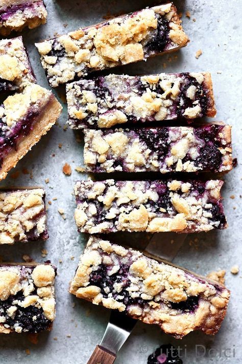 Blackberry Pie Bars | blackberry crumb bars | crumb bars | crumb bars recipes Blackberry Pie Bars, Dessert Hacks, Crumb Bars, Blackberry Pie, Blackberry Recipes, Shortbread Bars, Pie Bars, Gateaux Cake, Cookie Cups