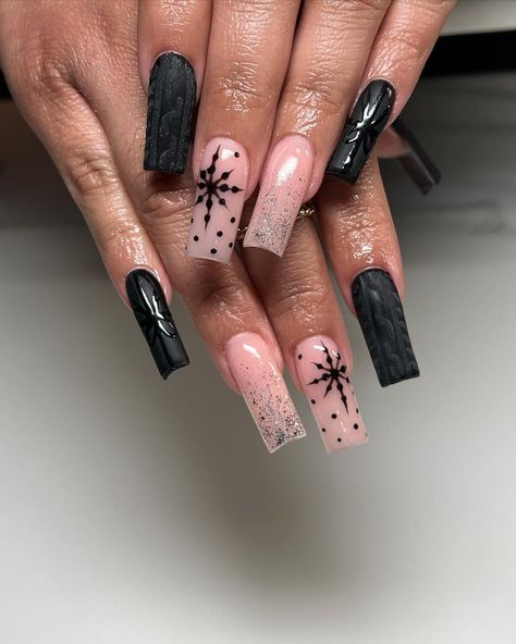 If you’re like us and feel like celebrating Christmas in style, you are going to love the ideas of Black Christmas Nails that we have in store for you. Black Holiday Nails Christmas, Red And Black Christmas Nails, Black And Red Christmas Nails, Black Holiday Nails, Black And White Christmas Nails, Black Christmas Nail Designs, Christmas Nails Black, Black Winter Nails, Black Christmas Nails