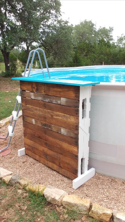 Pool Outside Decor, Poolside Bar Ideas Diy, Above Ground Pool Bar Plans, Pallet Projects For Pool Area, Pallet Pool Bar Diy Projects, Pool Side Table Ideas, Poolside Table Above Ground, Above Ground Pool Table Diy, Pool Deck Out Of Pallets