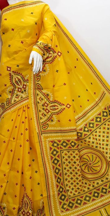 Kutchi Embroidery, Handwork Saree, Sindhi Embroidery, Yellow Kurti, Kutch Embroidery, Kantha Sarees, Kutch Work Designs, Sari Design, Saree Blouse Neck Designs