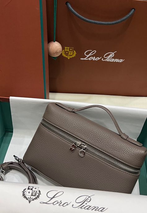 Loro Piana Bag, Salon Party, Birkin Kelly, Party 2023, Cheap Brands, Casual Outfit Inspiration, Girly Bags, Loro Piana, Film Aesthetic