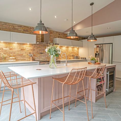 Kitchen Shoot, Rose Gold Kitchen, Pink Kitchen, Kitchen Inspiration Design, Design Living Room, Küchen Design, Contemporary Kitchen, Home Decor Kitchen, Kitchen Room