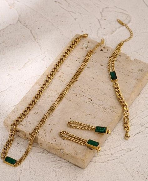 Emerald Gold Jewelry, Dubai Women Fashion, Emerald Jewelry Set, Dubai Women, Dubai Gold Jewelry, Gold Jewelry Sets, Gold Bride Jewelry, Jewelry Bracelets Gold, Gold Jewelry Simple