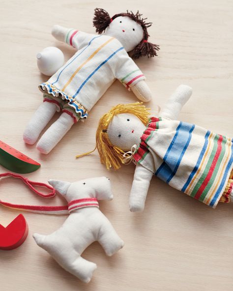 31 of Our Favorite Sewing Projects | Tea Towel Doll: Here's a sweet gift any child would cherish: Turn leftover bits of embroidery floss?, yarn scraps, and a set of tea towels into a handmade doll.  #crafts #sewing #marthastewart #sewingprojects Homemade Dolls, Popular Crafts, Operation Christmas Child, Sewing Dolls, Cloth Dolls, Waldorf Dolls, Sewing Toys, Doll Crafts, Soft Dolls