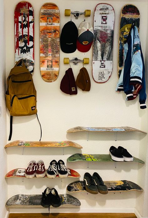 Skateboard Living Room, Cool Stuff To Put On Walls, Skateboard Shelves Diy, How To Hang Skateboards On Wall, How To Hang A Skateboard On The Wall, Minimalist Skater Bedroom, Skateboard Hanging On Wall, Cool Home Decor Weird, Skateboard Home Decor