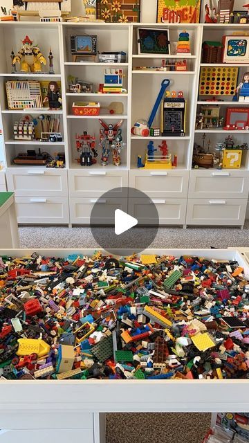 Lego Set Storage Organization, Lego Shelf Ideas, Lego Bedroom Decor, Lego Area, Lego Playroom, Lego Painting, Lego Shelf, Vintage Toy Display, Lego Station