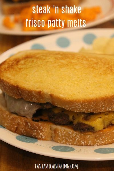 Steak 'n Shake Frisco Patty Melts #recipe #copycat #maindish #burger #pattymelt #steaknshake #friscopattymelt Pattymelt Recipes, Frisco Sauce, Frisco Melt, Patty Melt Recipe, Steak N Shake, Light Lunches, Recipe Copycat, Recipes Steak, Vegan Sandwiches