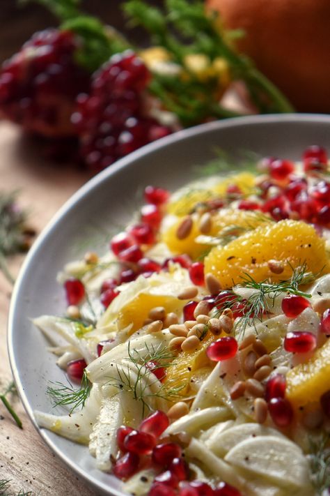 One of the most refreshing salads you will ever make! Even if you don't like fennel, you will love this Fennel Orange Salad with pomegranate arils. #Fennelsalad #wintersalad #fennelrecipe Fennel Orange Salad, Fennel And Orange Salad, Fennel Recipes, Pomegranate Salad, Citrus Salad, Italian Soup, Fennel Salad, Orange Salad, Refreshing Salad