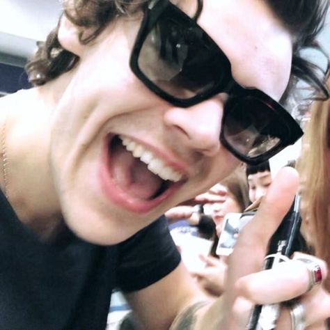 harry styles taking a selfie with a fan, at the airport, osaka, japan, may 8th 2018 Harry Styles Pfp, Taking A Selfie, Osaka Japan, At The Airport, Icon Pfp, Designer Sunglasses, Osaka, Harry Styles, Fan